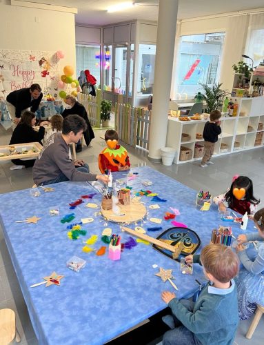Kleinkinder und Eltern bei einer Geburtstagsparty basteln, malen und nehmen an sensorischen Aktivitäten teil bei Tiny Hands Creations in Zürich.