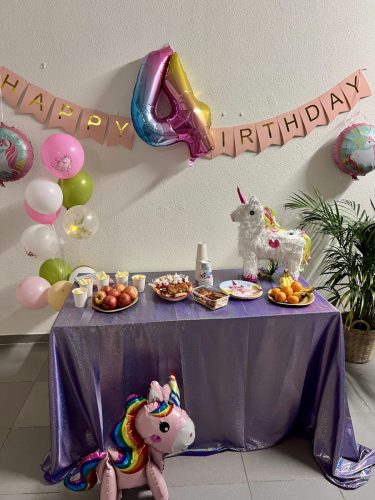 Festlich gedeckter Geburtstagstisch mit Einhorn-Thema: Geschirr, Besteck, Piñata, Ballonen und „Happy Birthday“-Aufschrift zum 4. Geburtstag bei Tiny Hands Creations