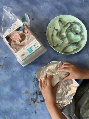 Tisch mit Bastelmaterialien, Ton und kleinen Osterfiguren bei Tiny Hands Creations in Zürich